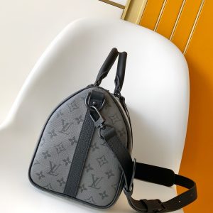 Alternative view of P640•Monogram Eclipse coated canvas•Cowhide leather trim•Fabric lining•Metal hardware•Zip closure•Removable nameplate•Two interior slip pockets•Shoulder strap: Removable, adjustable•Strap half-length: 43.0 cm•Strap half-length adjustable to: 69.0 cm•Handles: Double handles